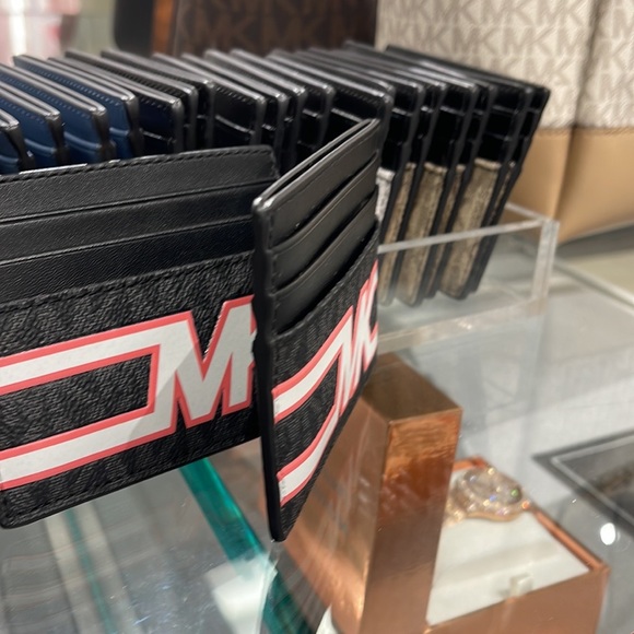 MICHAEL KORS MENS
Cooper Graphic Logo Tall Card Case
Style# 36S3LCOD2B
PINK 
NWT - Picture 12 of 16